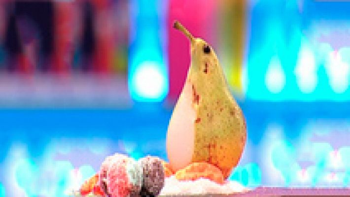  - Pingüino de pera y naranja sobre pista de coco