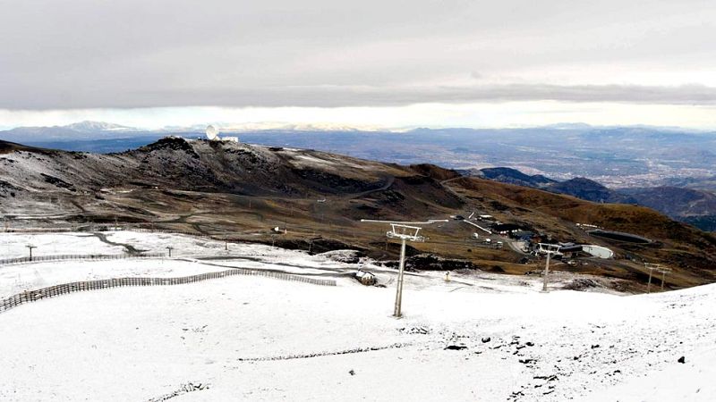 Pasar de la estampa montañosa de matorrales y piedras a la del manto blanco con kilómetros de pista esquiables significa meses de preparación y trabajo.