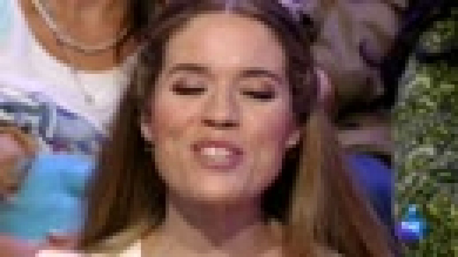 La presentadora de 'Esto es vida' da la bienvenida a los telespectadores amamantando a su hijo junto a otras mujeres en el público.