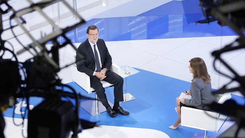 Rajoy asegura que ve "muy bien" el futuro de RTVE y que se siente "orgulloso" de ella