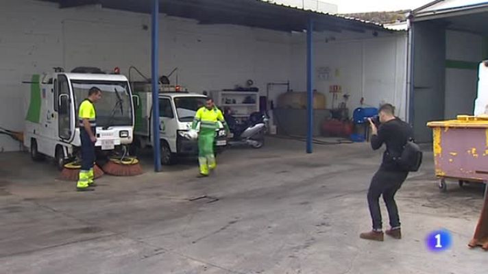 Telediario 1 - Dos trabajadores del servicio de limpieza de Villanueva de la Serena jugarán en el Camp Nou
