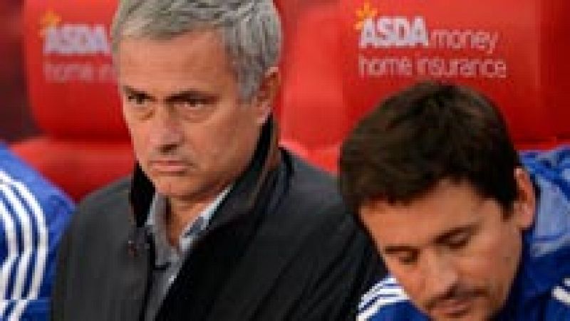 La eliminación del Chelsea de la Copa de la Liga inglesa en manos del Stoke City ha dejado contra las cuerdas a Jose Mourinho.