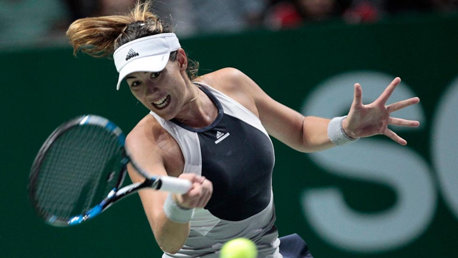 Una sólida Garbiñe se impone a Kerber en su segundo partido en Singapur | Ver