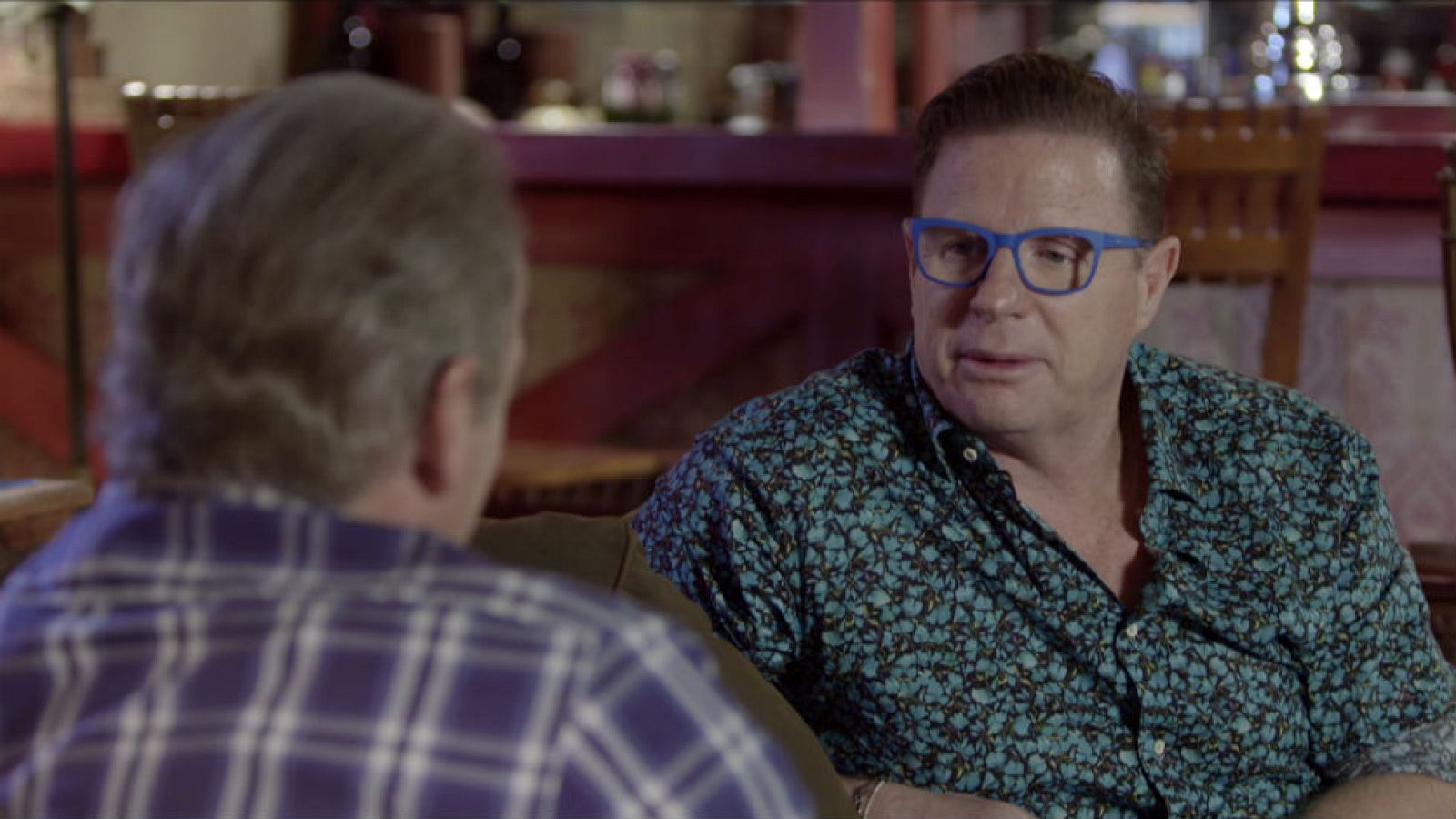 Jorge relata en clave de humor a Bertín la anécdota de cómo sus hermanos y él amortajaron a su padre, poniéndole sus vaqueros preferidos y eligiendo la mejor pose para recibir a sus familiares.