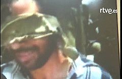 Soldados israelíes humillan a un detenido palestino