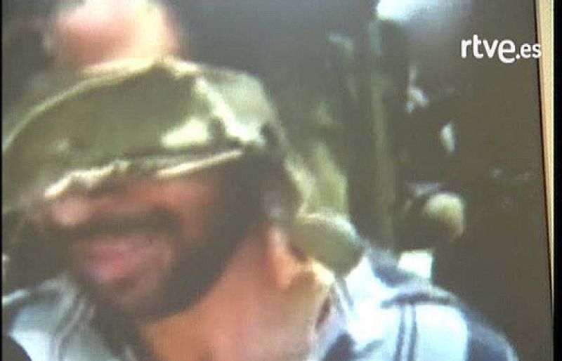 Soldados israelíes humillan a un detenido palestino