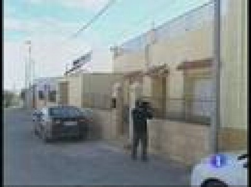  Agentes de la Guardia Civil investigan las causas de la muerte de una niña de 7 años fallecida el pasado miércoles en Fortuna (Murcia), y han detenido a la madre y al padrastro por su presunta implicación en los hechos.