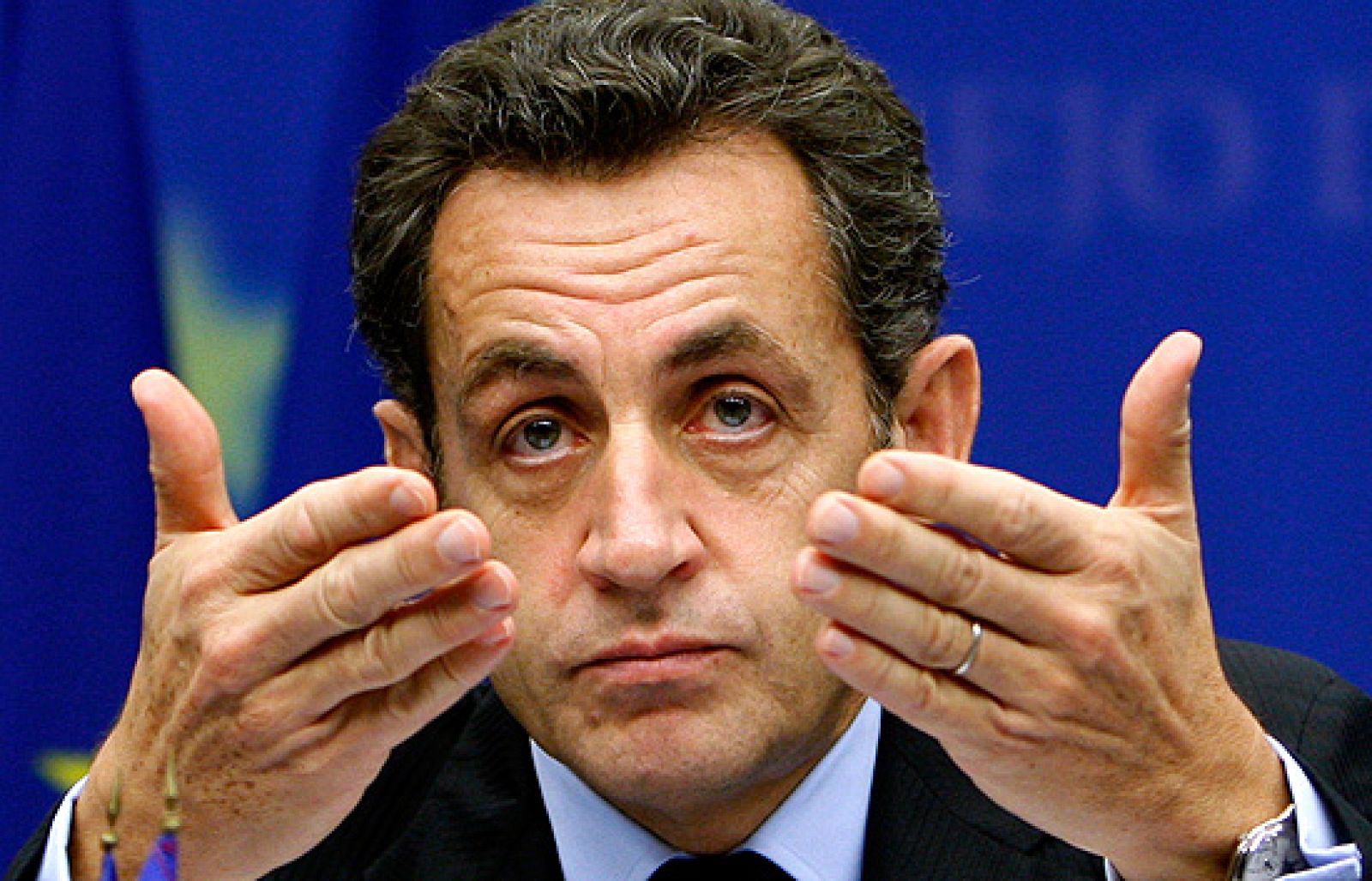 Sarkozy cede una silla a Zapatero para que vaya a la cumbre | Ver