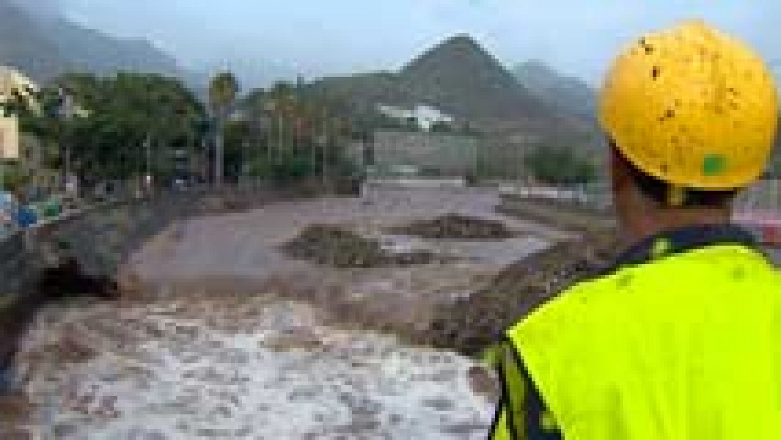 Fuertes lluvias en Canarias, cuya fuerza ha provocado desprendimientos y cortes de carreteras
