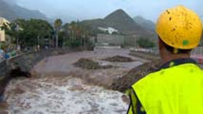 Telediario 1 - Fuertes lluvias en Canarias, cuya fuerza ha provocado desprendimientos y cortes de carreteras