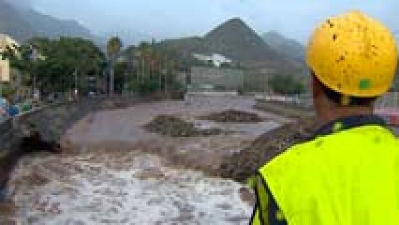 Fuertes lluvias en Canarias, cuya fuerza ha provocado desprendimientos y cortes de carreteras