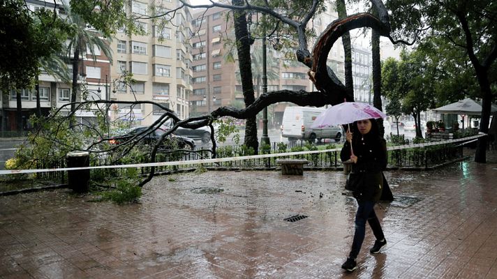 Telediario 1 - Aviso por fuertes lluvias y viento en Aragón, Cataluña y la zona de Levante