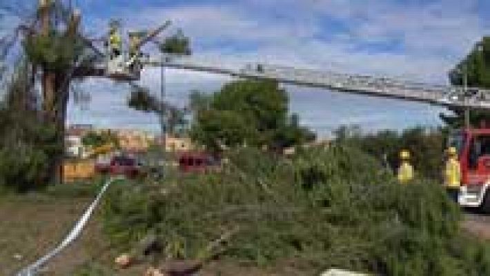 Un pequeño tornado causa destrozos en Tarragona