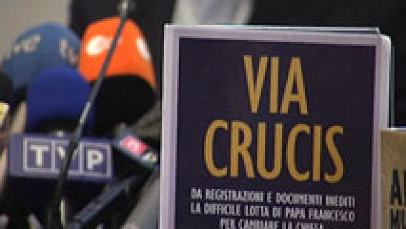 Presentado el libro 'Via Crucis' uno de los  libros que recoge documentos confidenciales del Vaticano