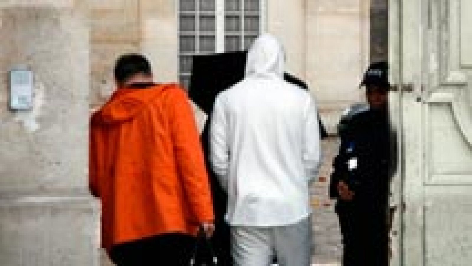 El delantero del Real Madrid Karim Benzema pasará la noche bajo arresto, en las instalaciones de la Policía Judicial en Versalles, a las afueras de París, para continuar este jueves su interrogatorio en relación con el presunto chantaje a su compañero de selección Mathieu Valbuena.