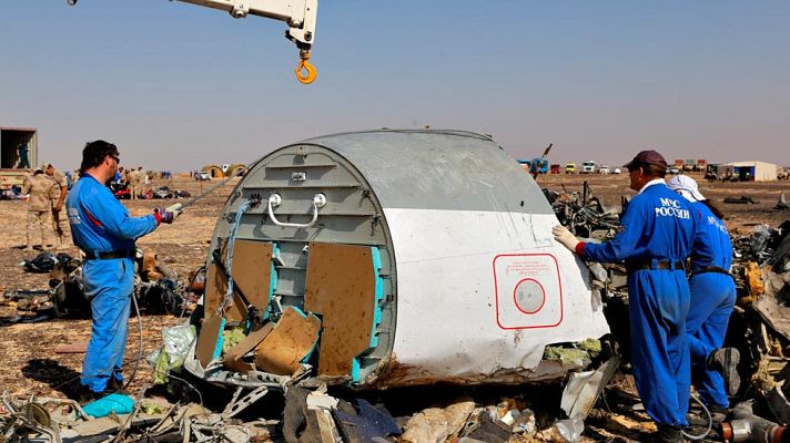 Telediario 1 - Reino Unido ha suspendido los vuelos desde Sharm el Sheij por temor a que el avión ruso cayera por un "artefacto explosivo"