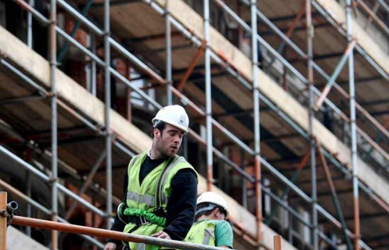 Ni se compran casas, ni se venden. No hay dinero, y conseguirlo ya no es tan fácil. Por eso algunos ya buscan alternativas. Una de ellas es el trueque de viviendas. En Baleares, una inmobiliaria de Menorca ha puesto en marcha una bolsa de intercambios (08/11/08).