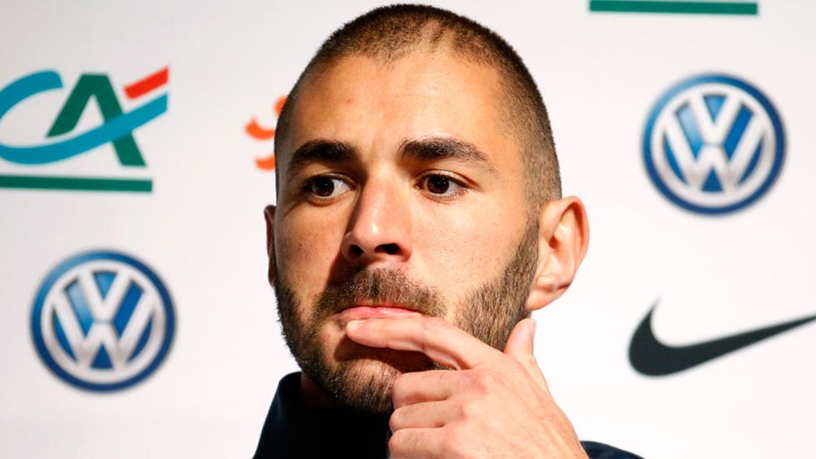 El francés Karim Benzema, procesado por su posible implicación en el 'caso Valbuena' por extorsión a su compañero de selección con un vídeo sexual, llegó a Madrid tras día y medio retenido en Versalles y se dirigió directamente a la Ciudad deportiva de Valdebebas, donde estuvo reunido con el presidente del Real Madrid, Florentino Pérez.