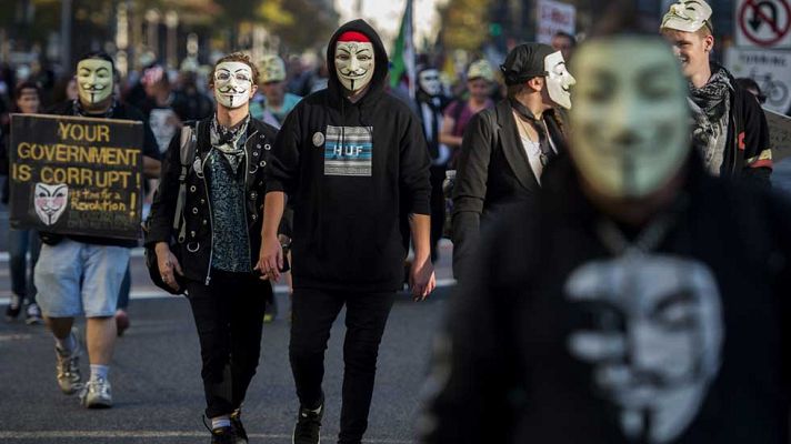 Telediario 1 - Al menos 50 detenidos tras la Marcha de las Mil Máscaras de Londres
