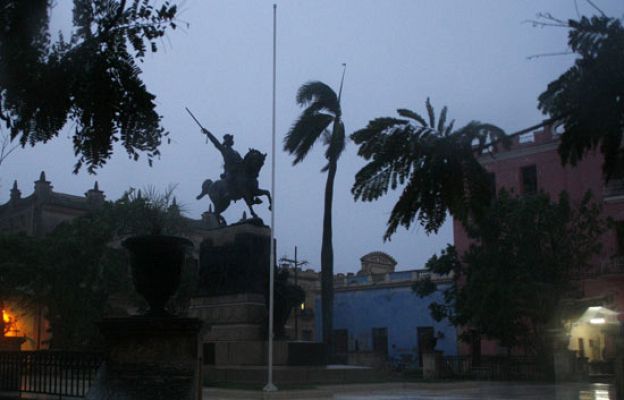  - El huracán Paloma se debilita