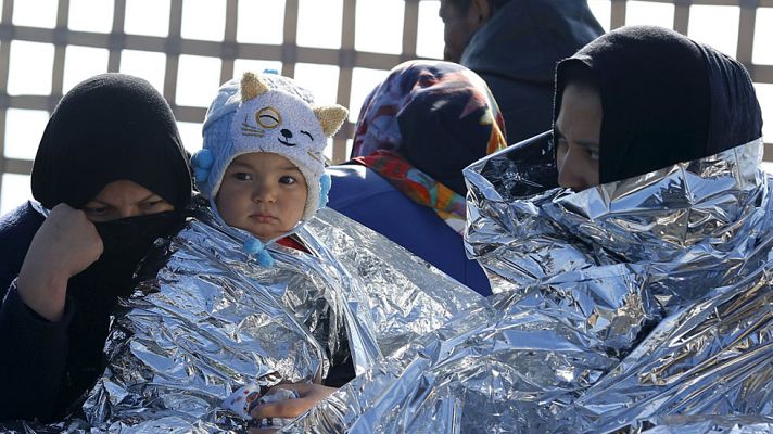 Telediario 1 - Cientos de personas siguen llegando a las costas griegas