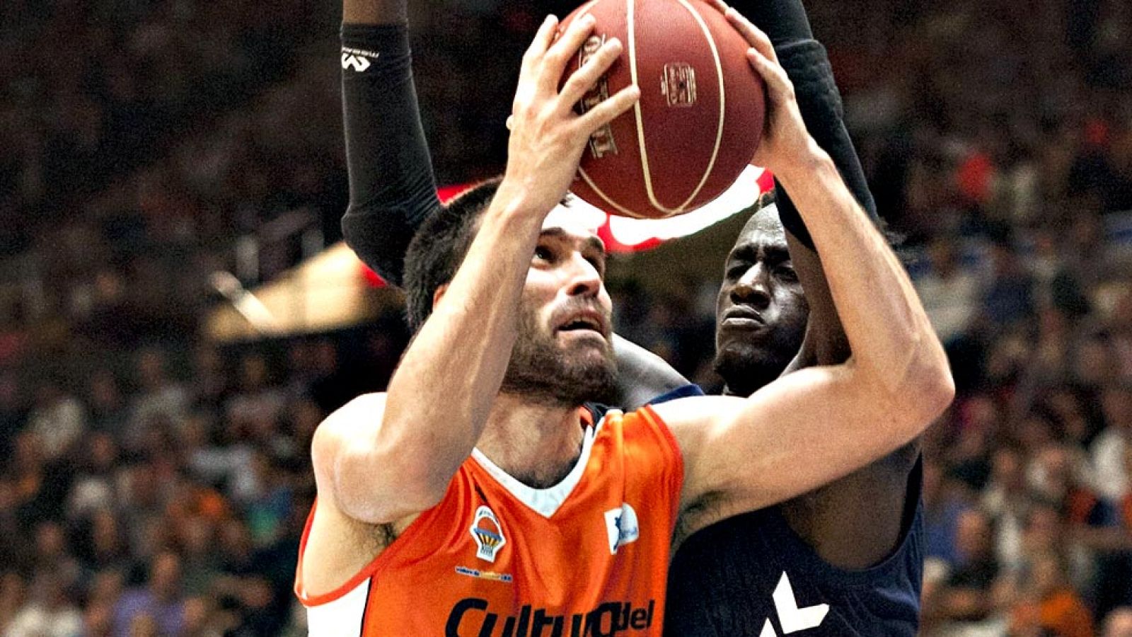 El Valencia Basket se ha llevado una gran victoria por 85-78 ante el Laboral Kutxa Baskonia y es colíder junto al Barça Lassa. Justin Hamilton y Fernando San Emeterio, brillantes mientras Darius Adams (29 puntos) lo intentó todo en el Laboral Kutxa B