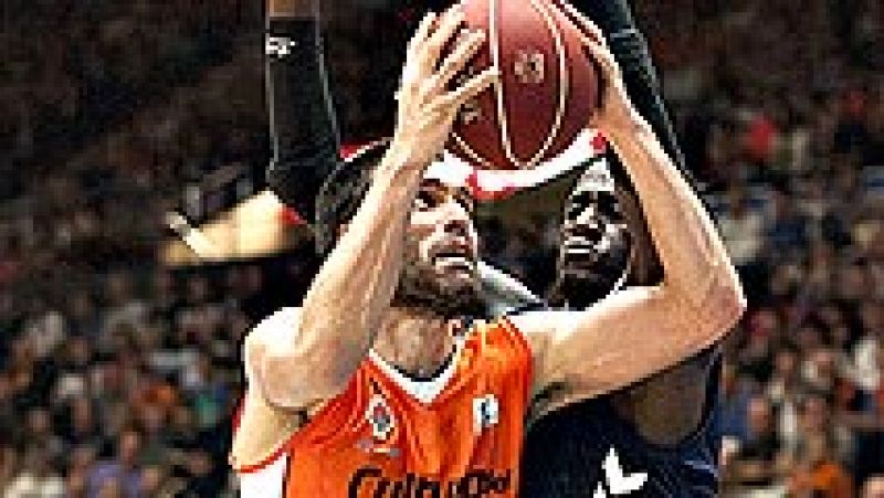 El Valencia Basket se ha llevado una gran victoria por 85-78 ante el Laboral Kutxa Baskonia y es colíder junto al Barça Lassa. Justin Hamilton y Fernando San Emeterio, brillantes mientras Darius Adams (29 puntos) lo intentó todo en el Laboral Kutxa B