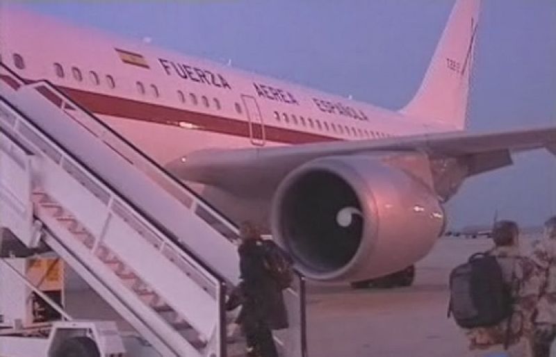 La ministra de Defensa viaja a Afganistán para hacerse cargo de la repatriación de cadáveres (09/11/08). 