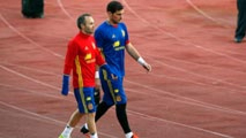 Andrés Iniesta e Isco Alarcón no completaron con el resto de internacionales el primer entrenamiento de la selección española en La Ciudad del Fútbol, y se retiraron para realizar trabajo de recuperación en el interior de las instalaciones tras escuchar una charla de Vicente Del Bosque.