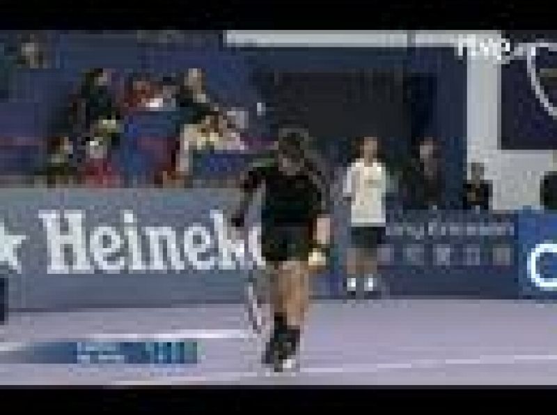 El serbio Novak Djokovic impuso su condición de segundo favorito para superar sin dificultades al argentino Juan Martín del Potro (7-5 y 6-3) en el encuentro inaugural de la Copa Masters de Shanghai. Por otra parte, el partido que enfrentaba al franc
