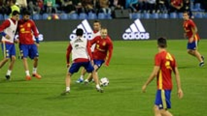 Del Bosque ensaya con Álcacer y Costa en el ataque