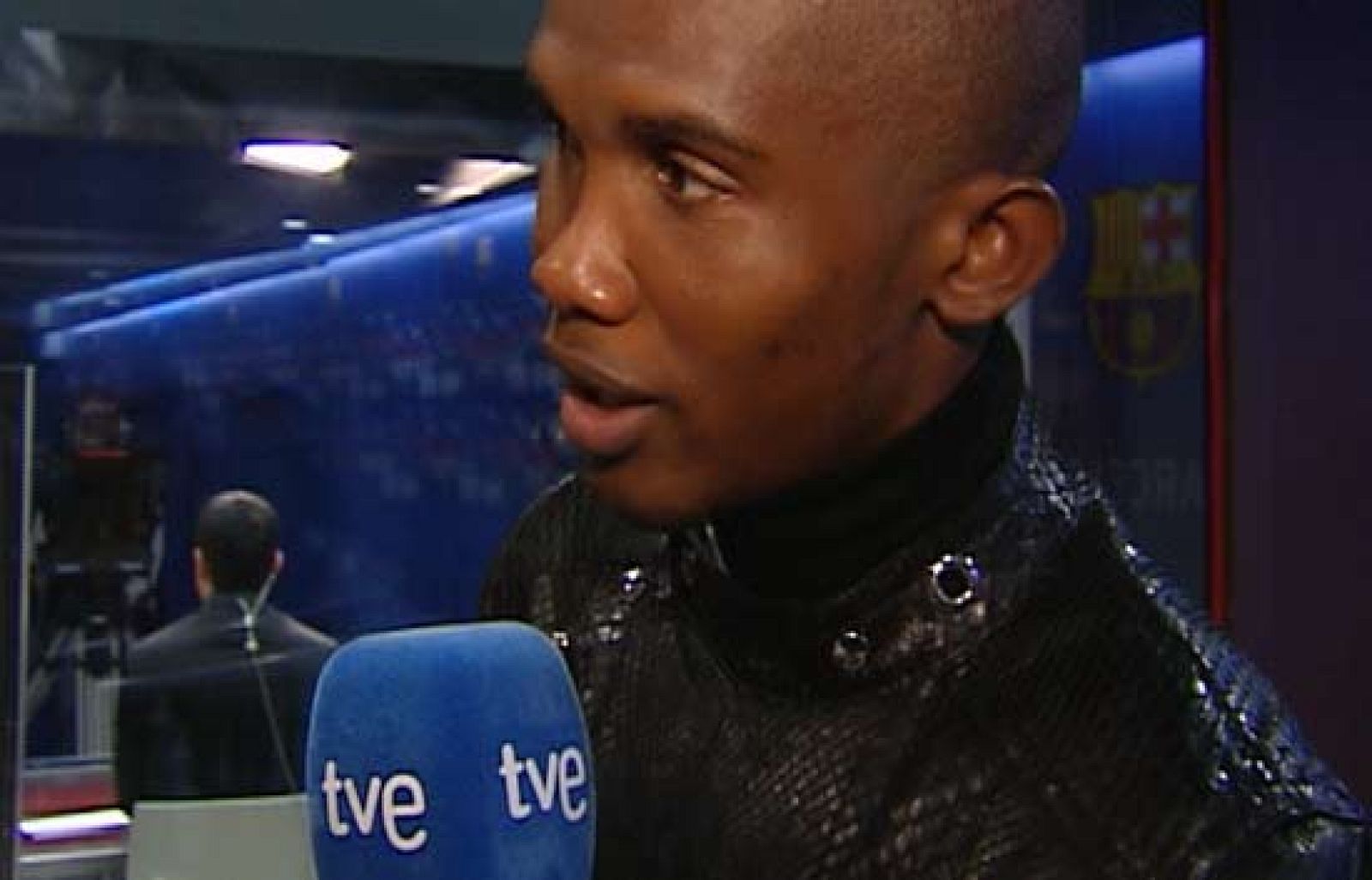 El barcelonista Eto'o es entrevistado al finalizar el partido contra el Valladolid.