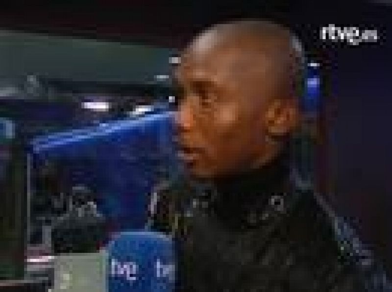 El barcelonista Eto'o es entrevistado al finalizar el partido contra el Valladolid.