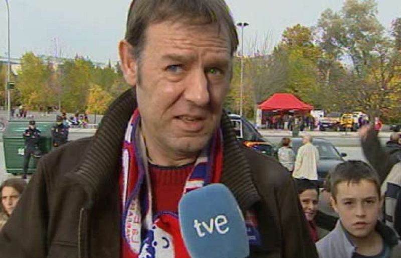  Los aficionados del Osasuna están convencidos en que su equipo se va a salvar a pesar de no haber ganado todavía ningún partido en Liga.