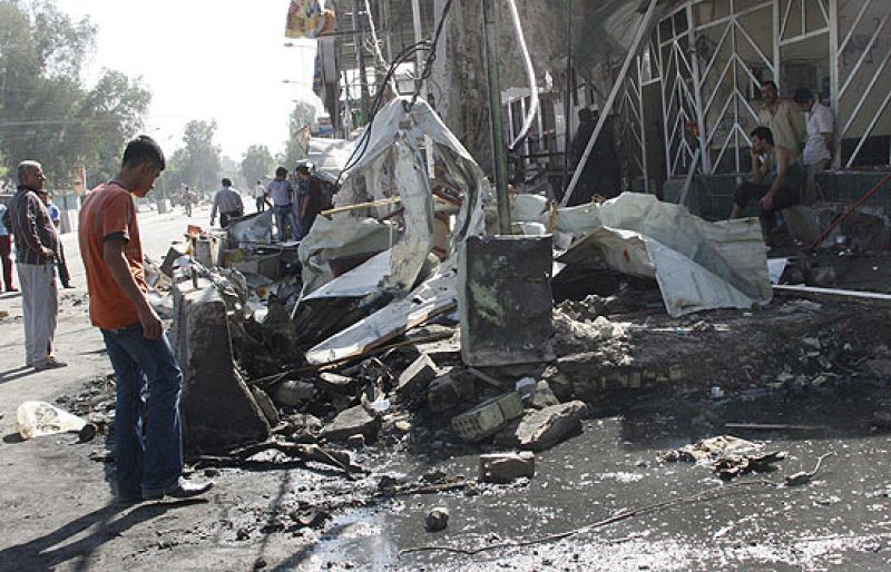 Dos atentados sucesivos han matado al menos a 22 personas en un mercado de un barrio suní de Bagdad. 