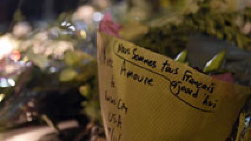 'Valor y fuerza' son las consignas de los homenajes en los alrededores de la sala Bataclan en París