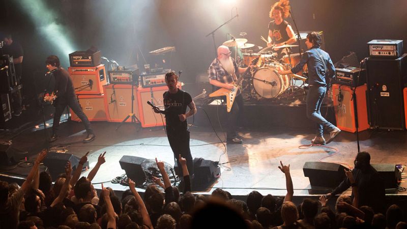 El momento del asalto terrorista a la sala Bataclan fue captado con su móvil por uno de los asistentes al concierto de los 'Eagles of Death Metal'. En las imágenes se ve cómo el grupo toca su séptima canción cuando se ve interrumpido por las primeras