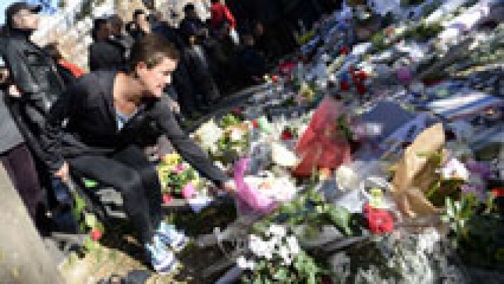  - Muchos se acercan a los escenarios de los atentados