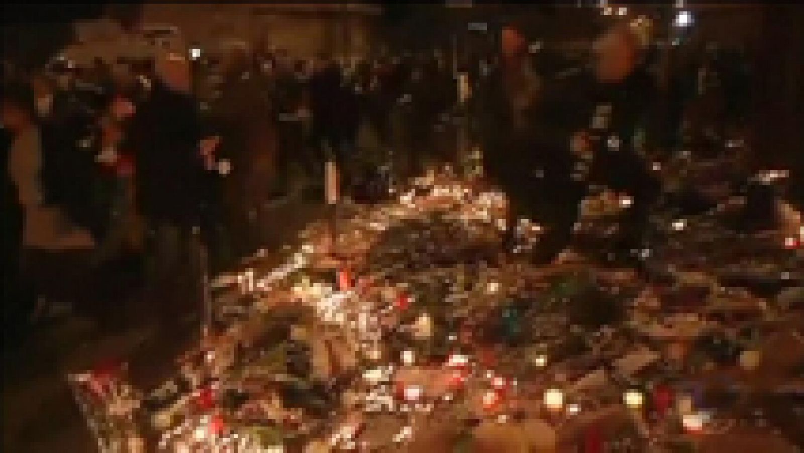 Informativo 24h: El desconcierto tras los atentados provoca una estampida en la plaza de la República de París  | RTVE Play