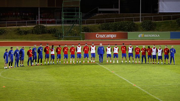 Telediario 1 - La selección guarda un minuto de silencio en el entrenamiento