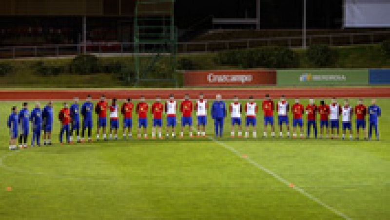 En homenaje a las víctimas de los atentados de París, los jugadores y el cuerpo técnico de la selección española han guardado un minuto de silencio en la Ciudad del Fútbol de Las Rozas.