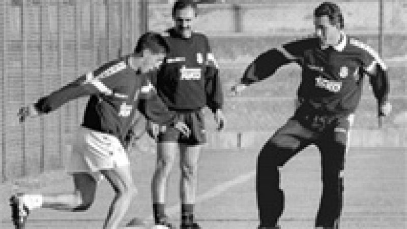 Los argentinos Jorge Valdano y Ángel Cappa dieron la alternativa a Raúl González en el Real Madrid. Veintiún años después, ambos recuerdan las impresiones de aquellos días con un jovencísimo Raúl.