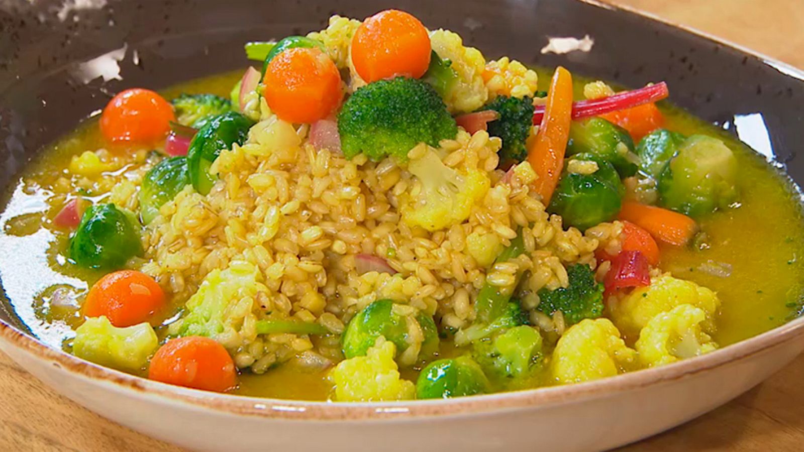 Arroz integral con verduras y cítricos