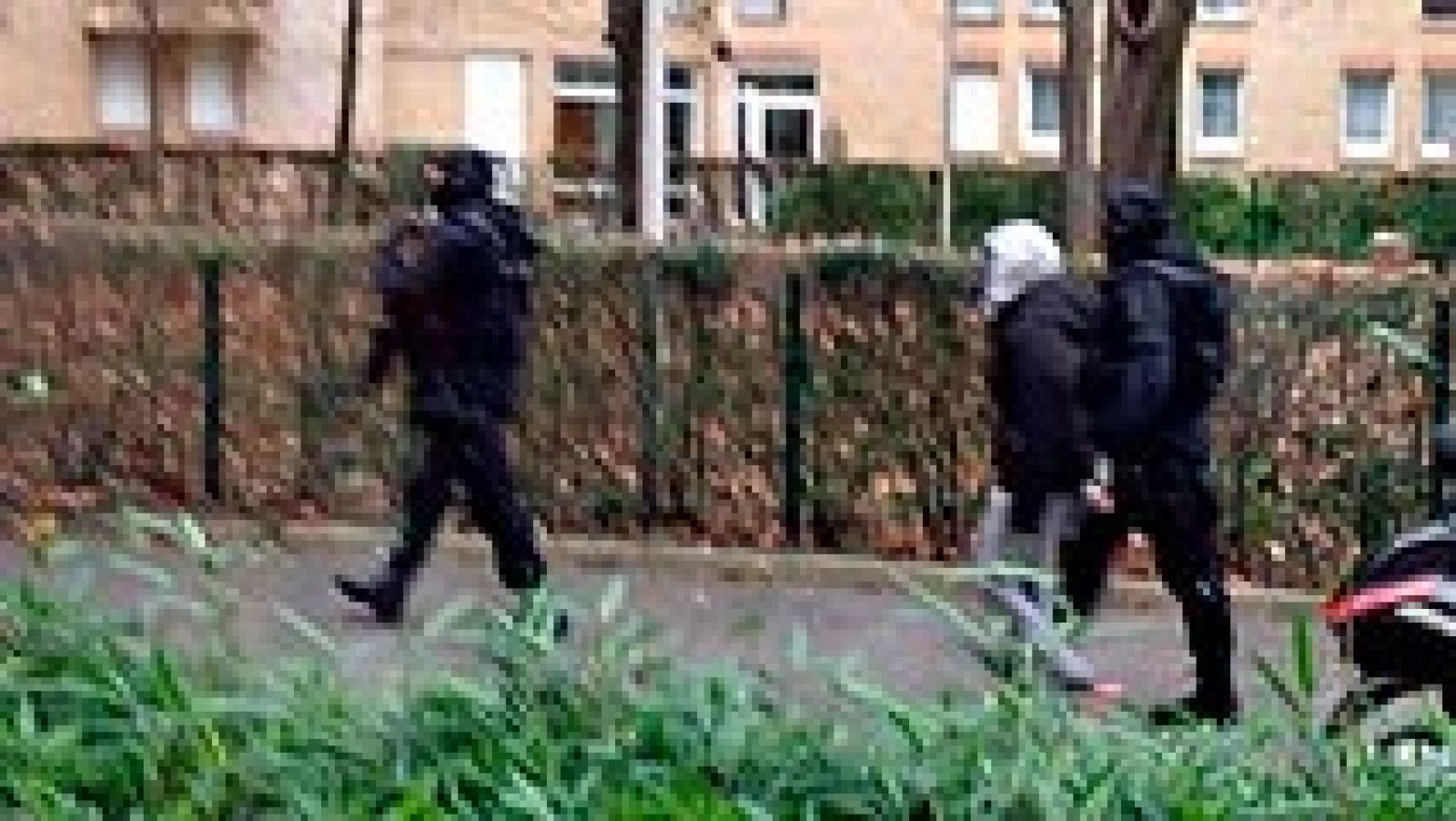 Telediario 1: Más de 20 detenidos y numerosas armas incautadas en Francia tras los atentados | RTVE Play