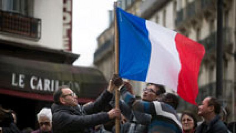 París intenta volver a la normalidad tras los peores atentados en la historia de Francia