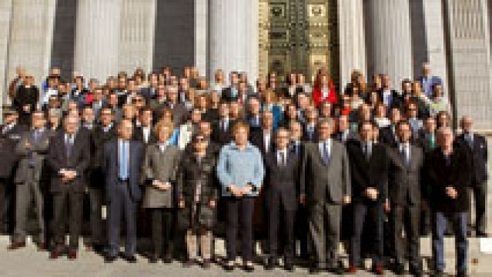 Telediario 1 - España se une al minuto de silencio por las víctimas del atentado en Francia