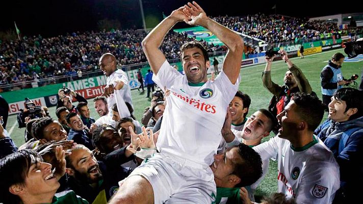 Telediario 1 - Raúl cuelga las botas alzando una última copa