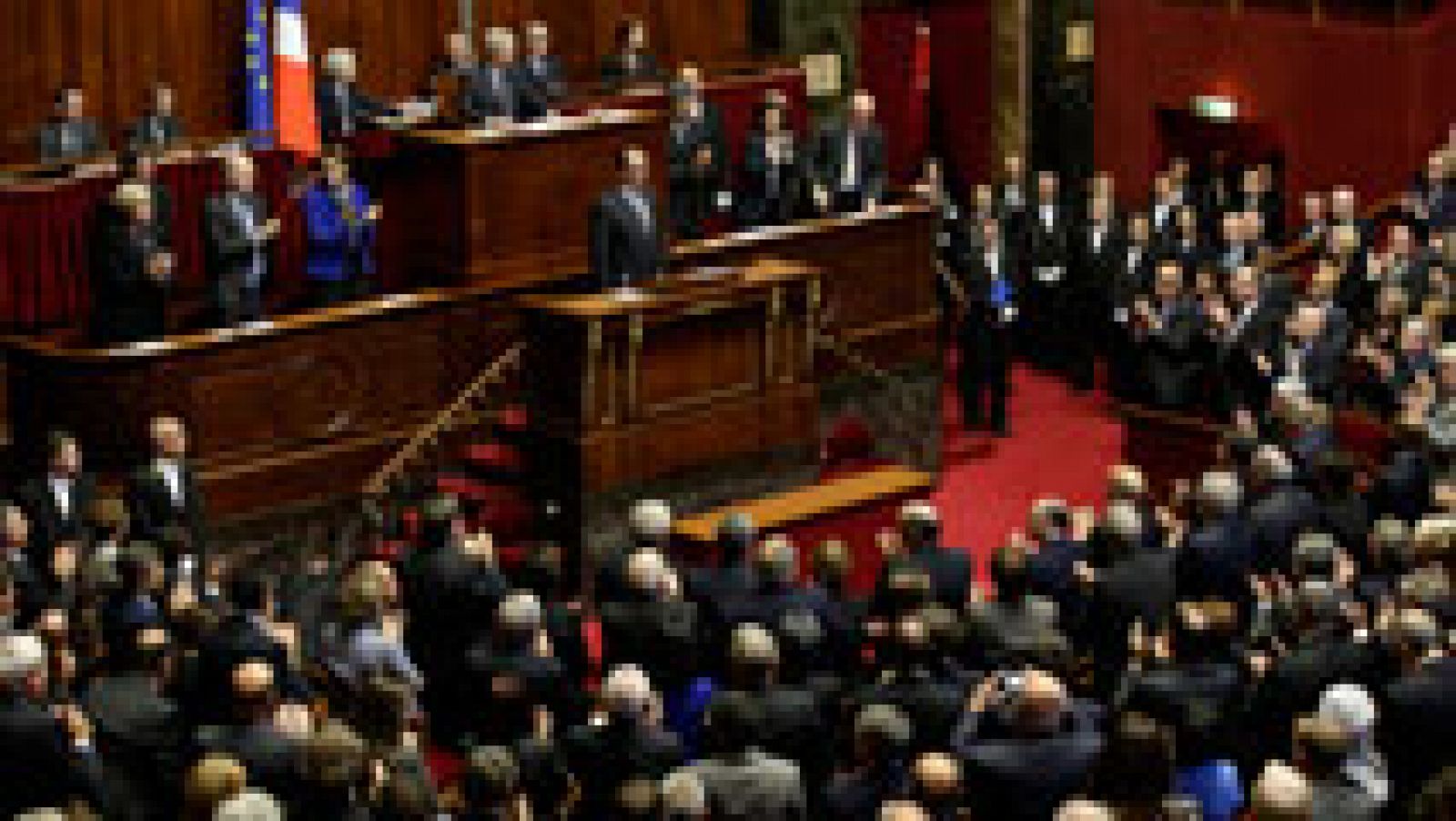 Los diputados y senadores franceses cantan La Marsellesa tras la intervención de Hollande