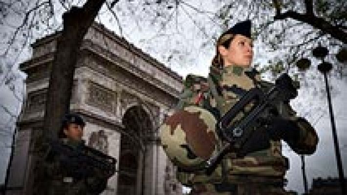 La policía francesa lleva a cabo 168 registros y detiene a 23 personas tras los atentados de París.