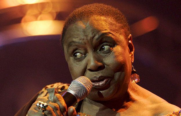 - Muere "Mama Afrika"